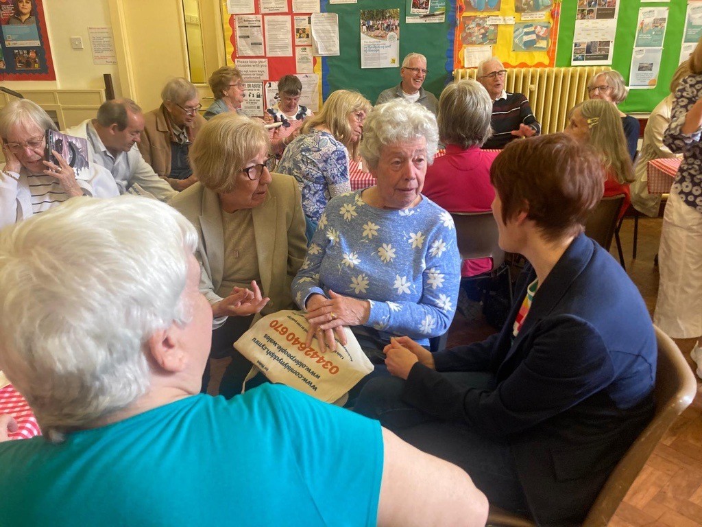 Comisiynydd Pobl Hŷn Cymru, Rhian Bowen-Davies (Dde), yn siarad ag aelodau Bore Coffi Birchgrove. // Older People's Commissioner for Wales, Rhian Bowen-Davies (Right), talking to members of the Birchgrove Coffee Morning.
