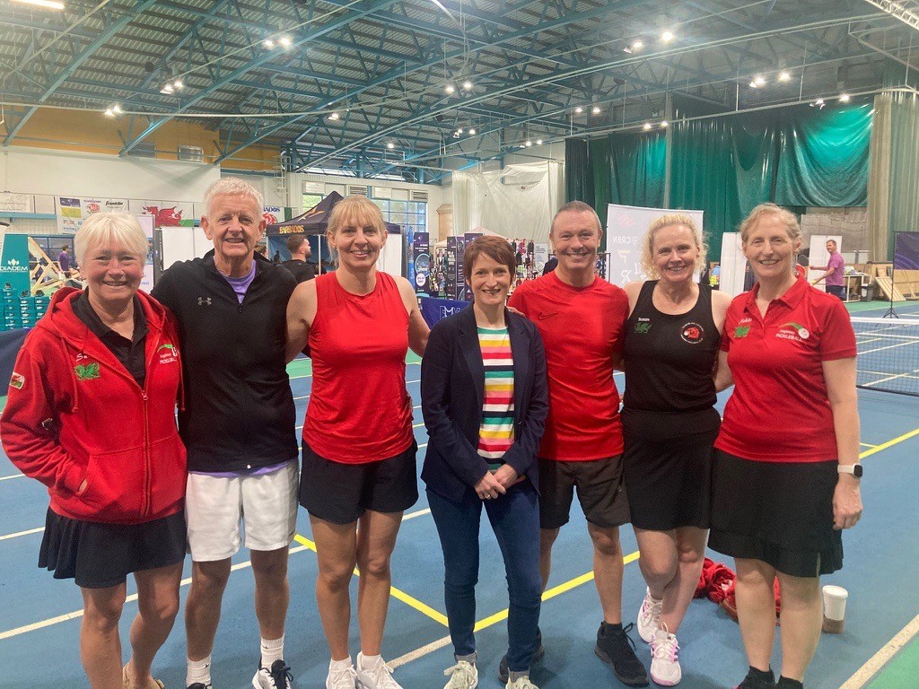 Comisiynydd Pobl Hŷn Cymru, Rhian Bowen-Davies, yn y llun ochr yn ochr ag aelodau o dîm Pickleball dros 60 oed Ynys Mon. // Older People's Commissioner for Wales, Rhian Bowen-Davies, pictured alongside members of the Ynys Mon over 60s Pickleball team.