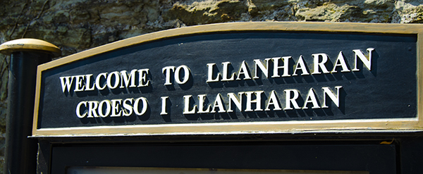 Sign displaying the words 'Welcome to Llanharan / Croeso i Llanharan' Arwydd yn dangos y geiriau 'Welcome to Llanharan / Croeso i Llanharan'