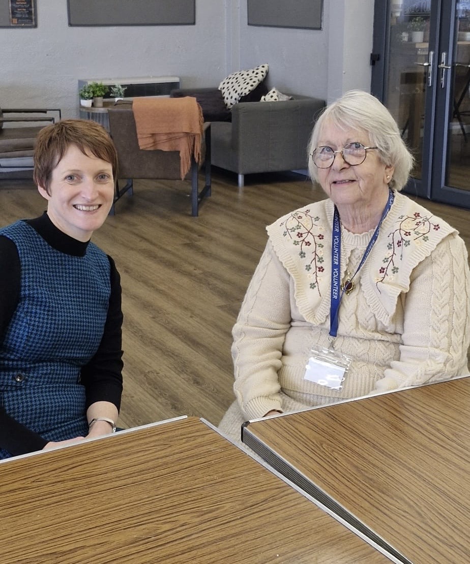 Comisiynydd Pobl Hŷn Cymru, Rhian Bowen-Davies, yn y llun ochr yn ochr â Anti Gill, yn y sesiwn Cân a Chawl yn neuadd Ysgol Gynradd Cadoxton. // Older People's Commissioner for Wales, Rhian Bowen-Davies, pictured alongside Aunty Gill, at the Song and Soup session in Cadoxton Primary School hall.