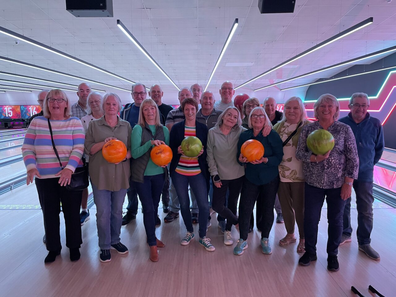 Comisiynydd Pobl Hŷn Cymru, Rhian-Bowen Davies (Canol), yn y llun ochr yn ochr â grŵp bowlio Aches and Lanes, ym Mharc Tawe, Abertawe. // Older People's Commissioner for Wales, Rhian-Bowen Davies (Centre), pictured alongside Aches and Lanes bowling group, in Parc Tawe, Swansea.