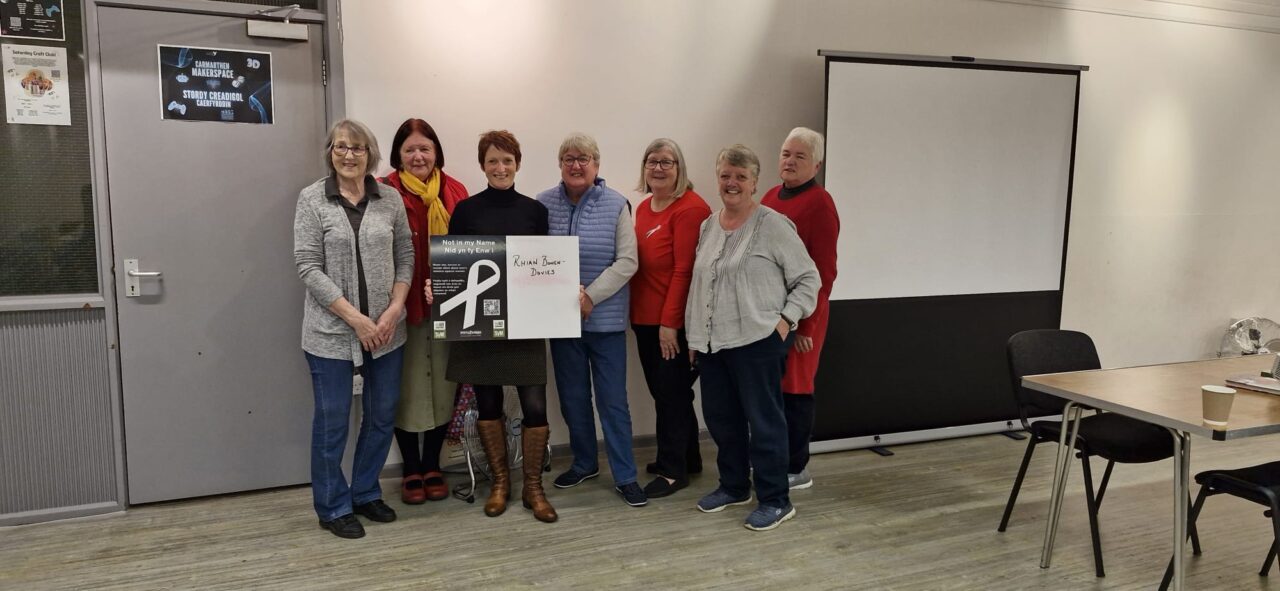 Comisiynydd Pobl Hŷn Cymru, Rhian Bowen-Davies, yn y llun ochr yn ochr ag aelodau o Is-bwyllgor Iechyd, Addysg a Materion Cyhoeddus Sir Gaerfyrddin. // Older People's Commissioner for Wales, Rhian Bowen-Davies, pictured alongside members of the Carmarthenshire WI the Health, Education and Public Affairs Sub-Committee.