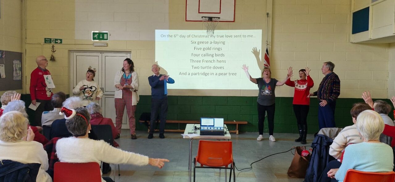 Comisiynydd Pobl Hŷn Cymru, yn canu '12 Diwrnod y Nadolig' gydag aelodau o Music in Mind, Y Bont-faen. // Older People's Commissioner for Wales, singing 'The 12 Days of Christmas' with members of Music in Mind, Cowbridge.