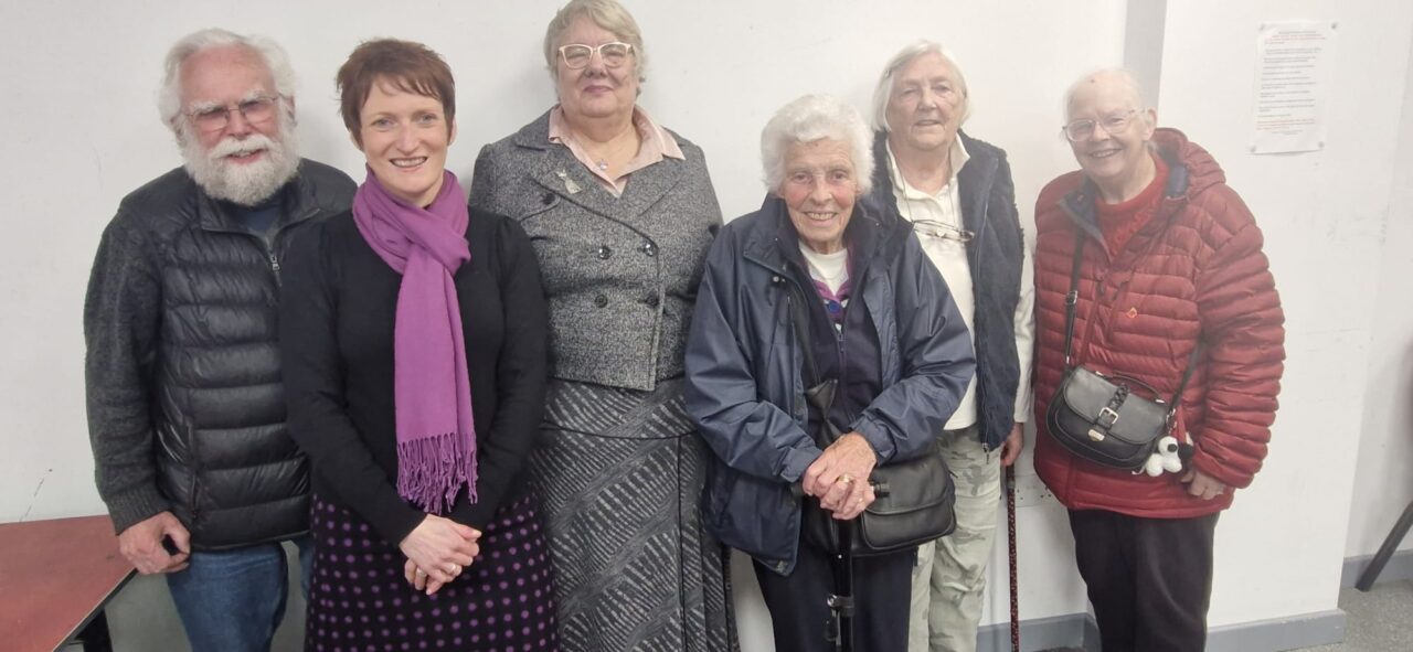 Comisiynydd Pobl Hŷn Cymru, Rhian Bowen-Davies [ail o'r chwith], yn y llun ochr yn ochr â phum aelod o Fforwm Pobl Hŷn De Meirionnydd // Older People's Commissioner for Wales, Rhian Bowen-Davies [second left], pictured alongside five members of the South Merionydd Older People's Forum
