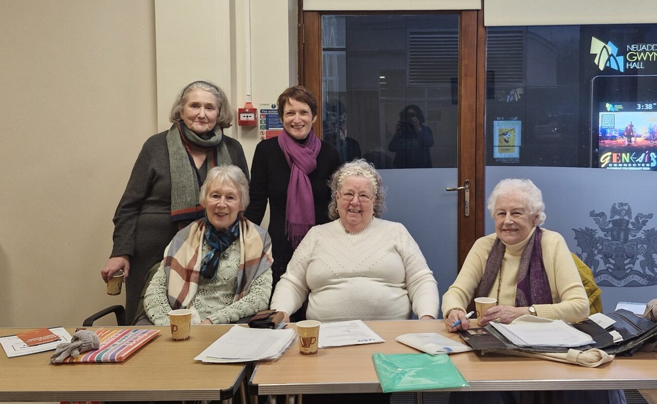 Comisiynydd Pobl Hŷn Cymru, Rhian Bowen-Davies, yn y llun ochr yn ochr ag aelodau o U3A Castell-nedd. // Older People's Commissioner for Wales, Rhian Bowen-Davies, pictured alongside members of the Neath U3A.