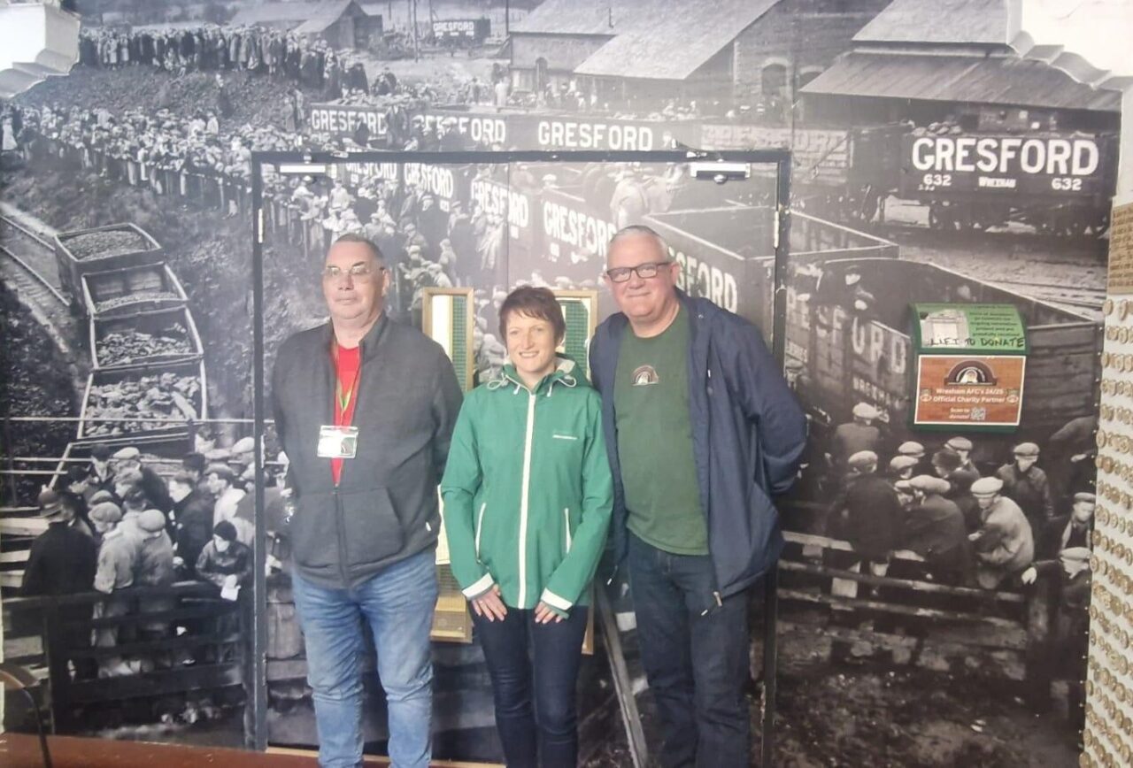 Comisiynydd Pobl Hŷn Cymru, Rhian Bowen-Davies [canol], yn y llun ochr yn ochr â Micheal Hett, ymddiriedolwr y prosiect [dde], a gwirfoddolwr arall ym Mhrosiect Glowyr Wrecsam. // Older People's Commissioner for Wales, Rhian Bowen-Davies [centre], pictured alongside Micheal Hett, project trustee [right], and another volunteer at the Wrexham Miners Project.
