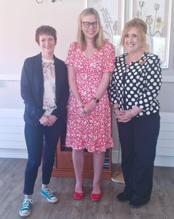 Comisiynydd Pobl Hŷn Cymru, Rhian Bowen-Davies [chwith], yn y llun ochr yn ochr â Joy James [dde], Rheolwr Gyfarwyddwr prosiect Care Home Buddy, ac Izzy [canol], gwirfoddolwr gyda'r prosiect. // Older People's Commissioner for Wales, Rhian Bowen-Davies [left], pictured alongside Joy James [right], Managing Director of the Care Home Buddy project, and Izzy [centre], a volunteer with the project.