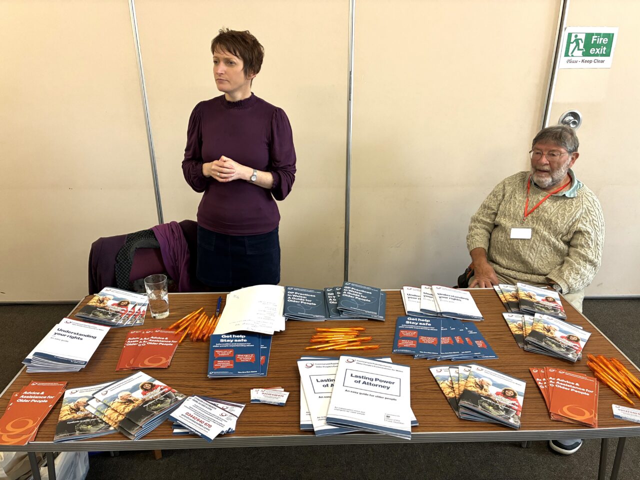 Roedd Comisiynydd Pobl Hŷn Cymru, Rhian Bowen-Davies, yn y llun wrth ymyl aelod o U3A Caldicott, yn sefyll wrth ymyl bwrdd o'i chanllawiau adnoddau. / Older People's Commissioner for Wales, Rhian Bowen-Davies, pictured next to a member of the Caldicott U3A, stood next to a table of her resource guides.