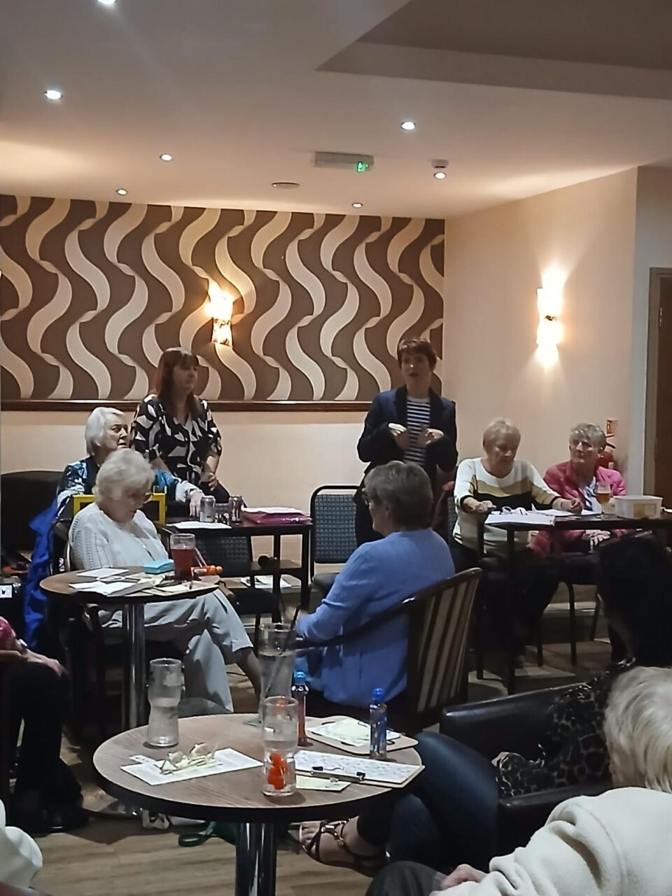 Comisiynydd Pobl Hŷn Cymru, Rhian Bowen-Davies (canol-dde), yn cael ei ffotograffio ochr yn ochr â rhai aelodau o Grŵp Pobl Hŷn Cwmaman. // Older People's Commissioner for Wales, Rhian Bowen-Davies (centre-right), pictured alongside some members of the Cwmaman Old Age Group.
